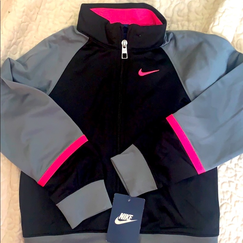NWT Nike Girl’s Size 5 track suit.